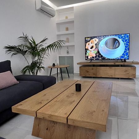 Modern Apartment Close To Airport With Gym And Bbq 이라클리온 외부 사진