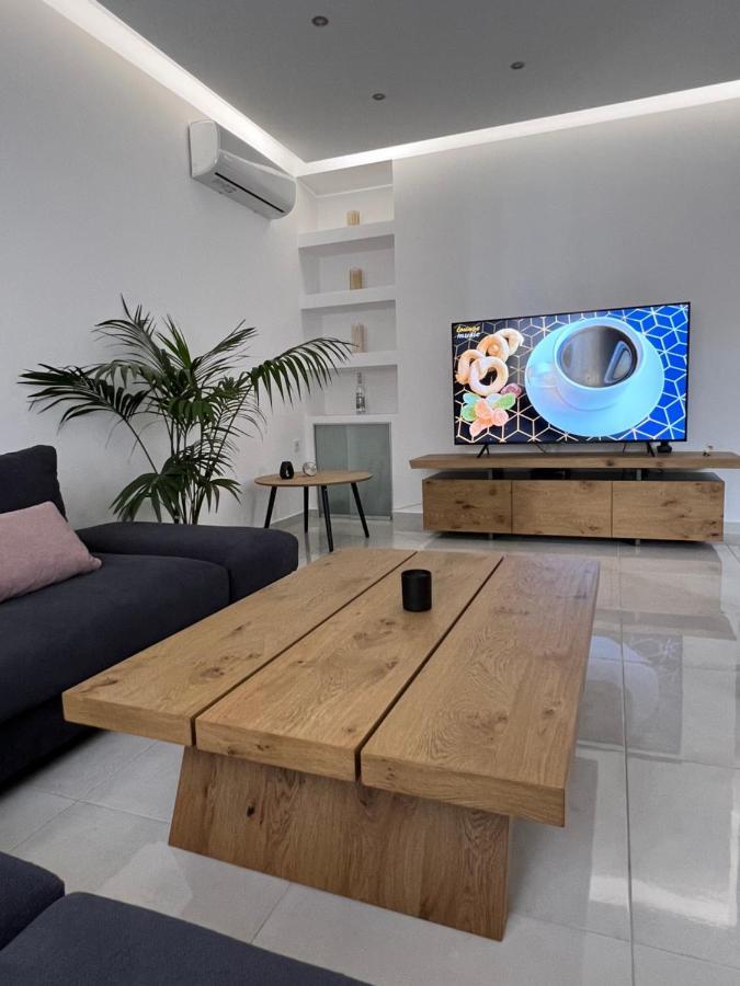 Modern Apartment Close To Airport With Gym And Bbq 이라클리온 외부 사진