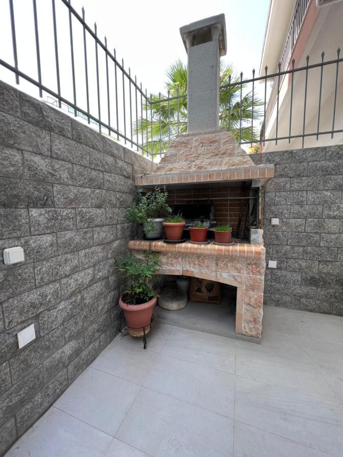 Modern Apartment Close To Airport With Gym And Bbq 이라클리온 외부 사진